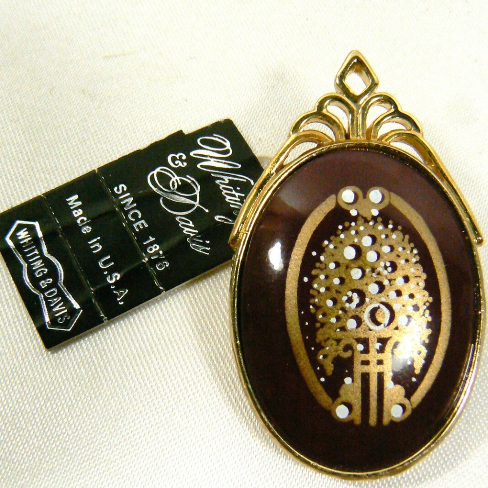 WHITING & DAVIS OVAL BURGUNDY GOLD TONE FLORAL DESIGN PIN BROOCH NEW WITH TAG
